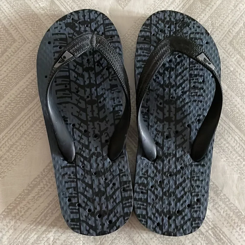 Showaflops Boys Black & Grey Tire Tracks Flip Flops - Size 2